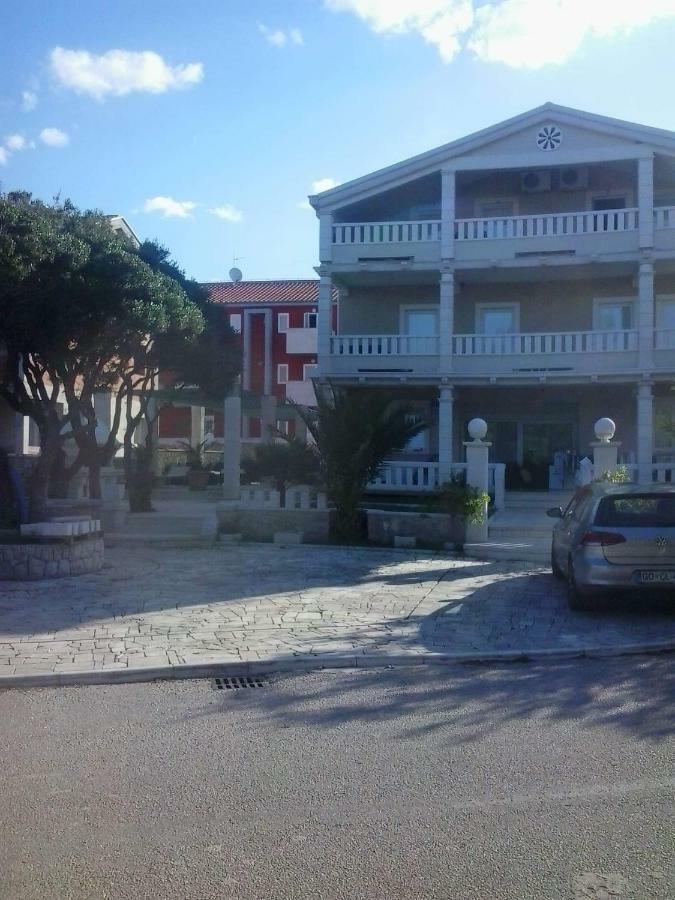 Guesthouse Villa Jurisic Novalja Exterior photo