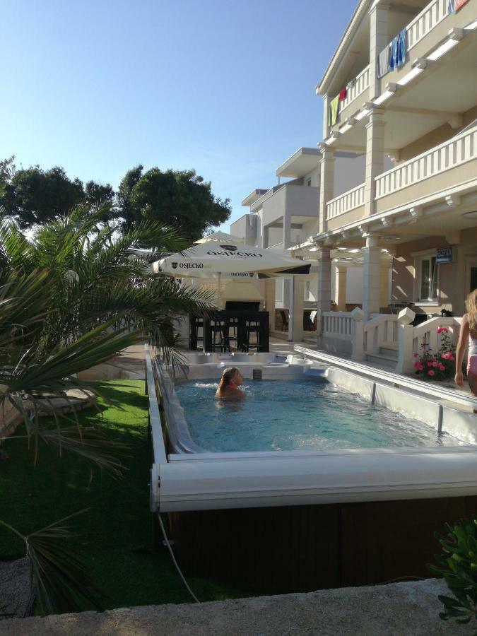 Guesthouse Villa Jurisic Novalja Exterior photo